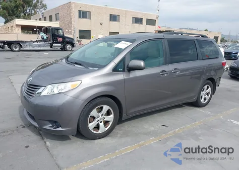 2016 Toyota Sienna Le 8 Passenger z USA, uszkodzony, nr VIN 5TDKK3DC0GS710886